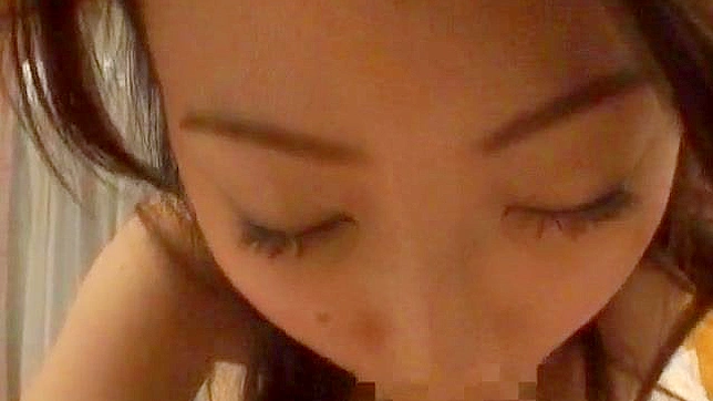 多毛的少女分开双腿展示私处