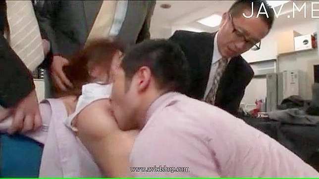 戴眼镜的女孩被一个男人狠狠地操了阴部。