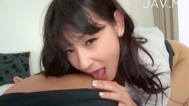 男孩贪婪地舔着女友的丰满胸部和湿润阴道。