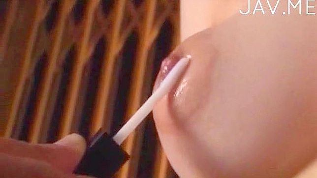 男人玩弄着女孩丰满的巨乳