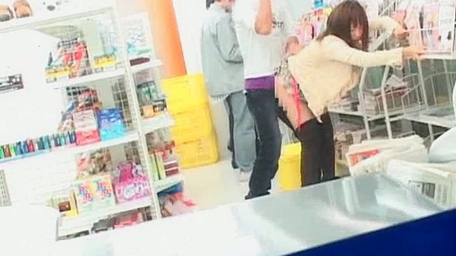 欲火焚身的情侣在商店激情做爱