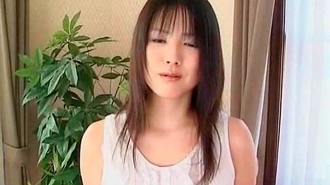 俏皮女孩脱下内裤，露出她的甜美小穴