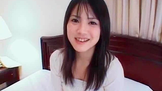 迷人的黑发女在床上自慰她的阴部