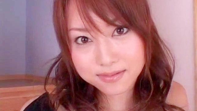 穿丝袜的女孩在毛茸茸的阴道里得到一根硬棒子