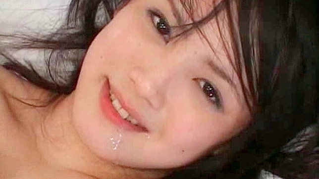 男人在酒店床上与害羞女孩做爱