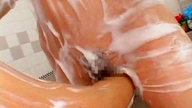 美女用泡沫擦洗性感身体,然后跳上硬挺的大屌。
