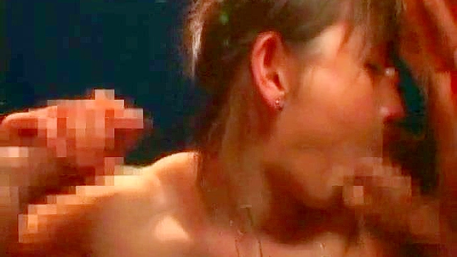 美女被两个男人在狭小的阴道里干得销魂