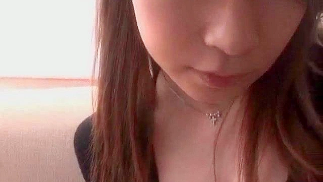 脱下美女的裙子，用手指探入她的私处