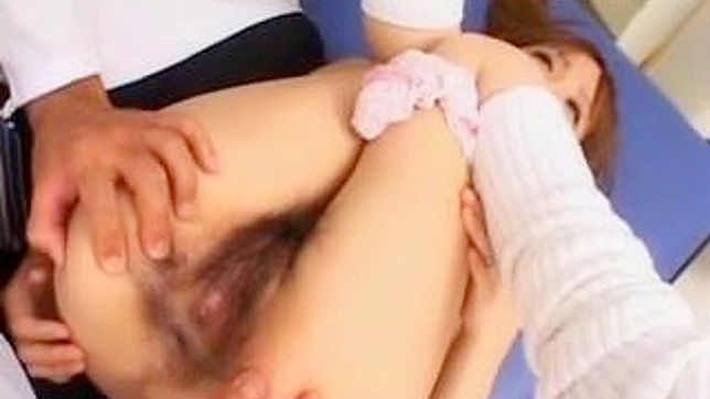 可爱的亚洲女孩用阳具检查她的阴道