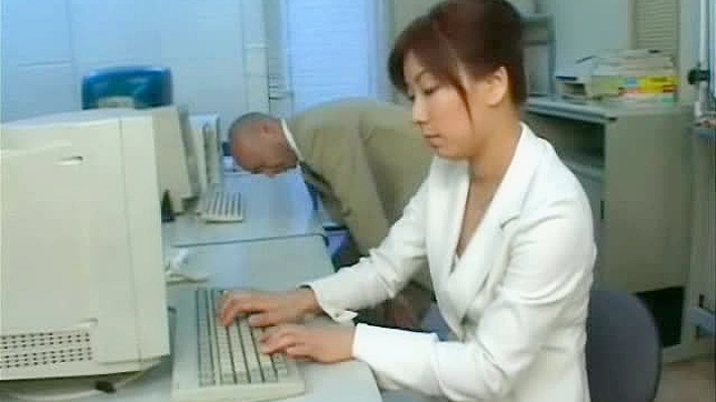 狂野的亚洲女孩在卡拉OK派对上被手指操弄