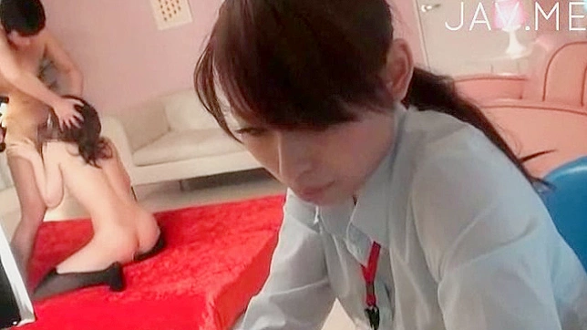 开心可爱的亚洲少女正在吞咽健壮的肉棒