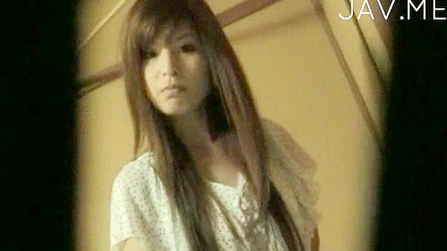 美丽大胆的亚洲天使正幻想与男友做爱的事。