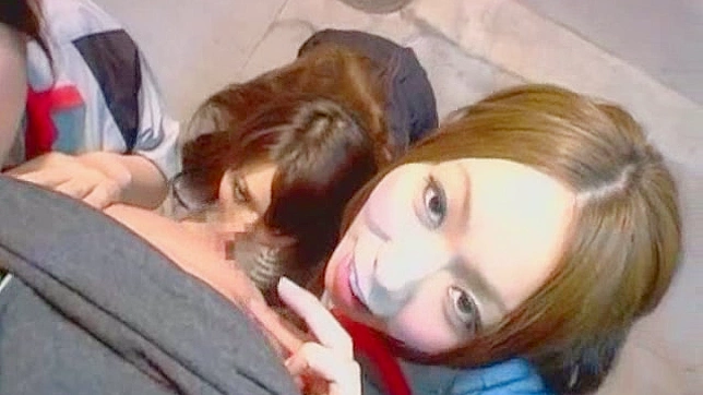这些可爱的日本少女们一个接一个地吞下阳具。