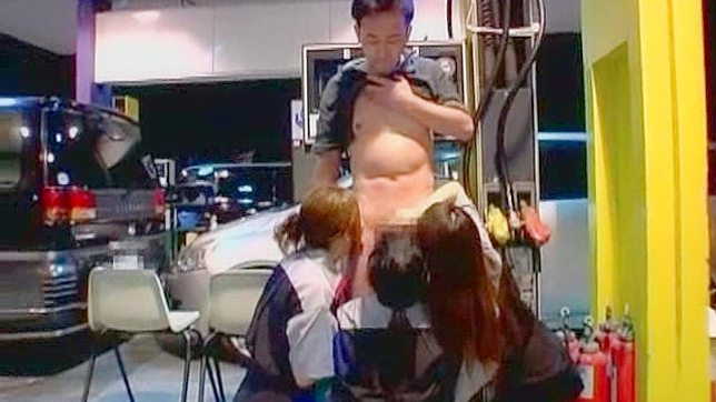 迷人日本少女跪地热情口交服务