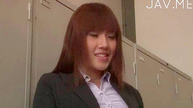 亚洲性感翘臀女郎吞下硕大跳动的阳具以获取精液喷射