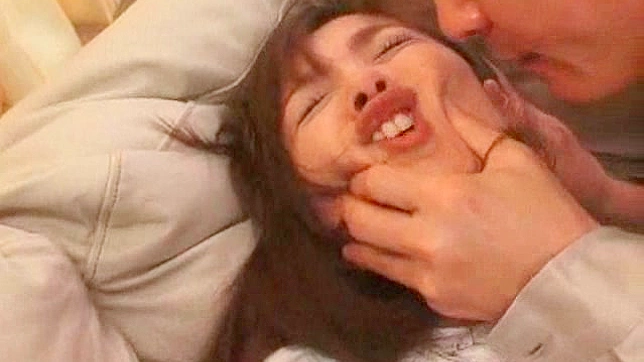 放荡的淫娃撸着巨大跳动阴茎挤出睾丸精华液