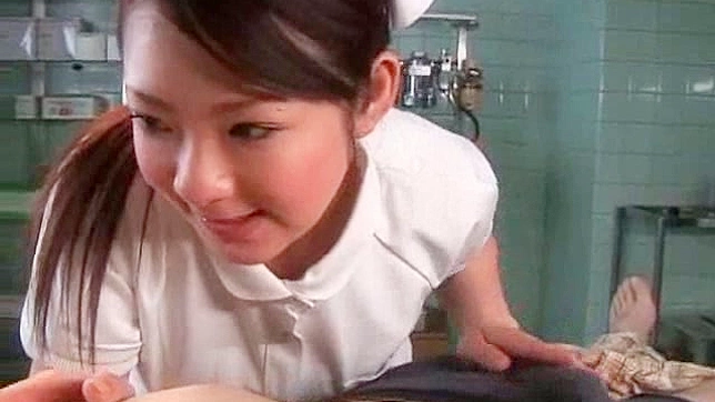 性感亚裔护士为尝精液热吸粗长阳具