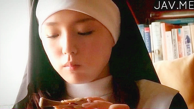 性感玩偶穿着另类内衣炫耀她火辣的曲线