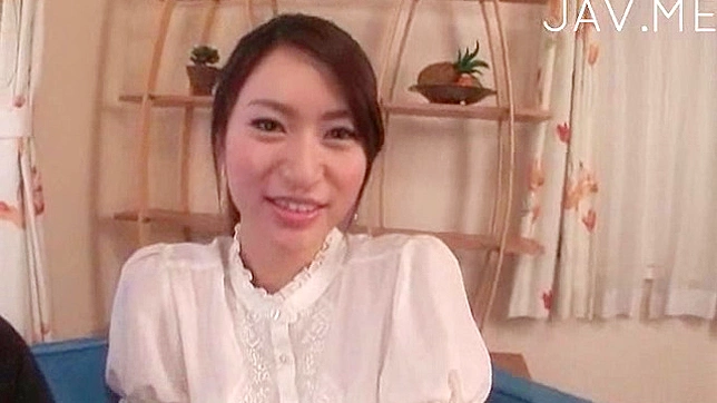 迷人的美女享受着巨大的阳具带来的快感