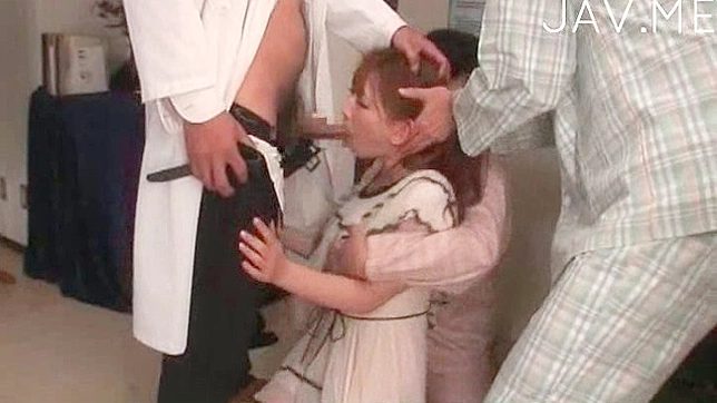 手指插臀让她大胸日本女为肛交做好准备