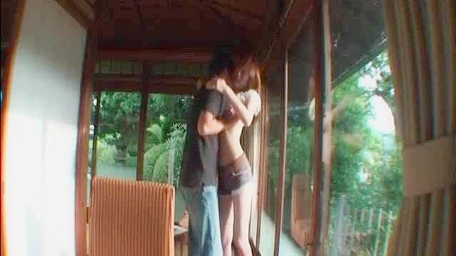 业余亚洲女敞开阴道并被深深钻入