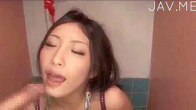 巨根猛插她的小穴让她喷水不止