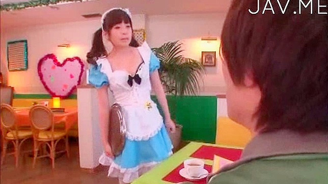 穿内衣的性感美女呻吟着享受硬汉插入