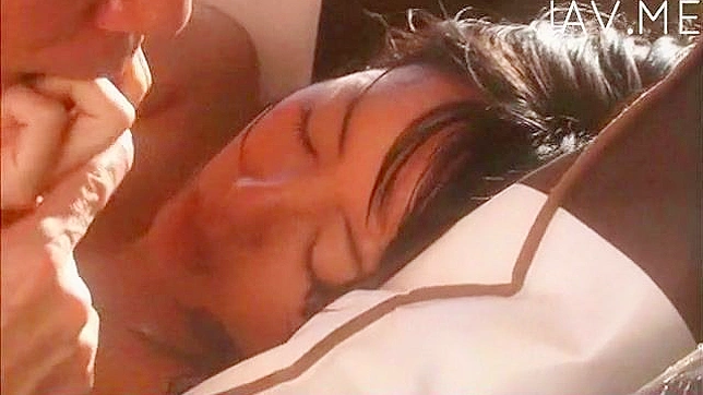 和饥渴的情侣一起攀上甜蜜的高潮巅峰
