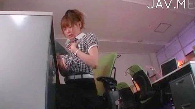 办公室美女为老板口交吸吮美味的阳具