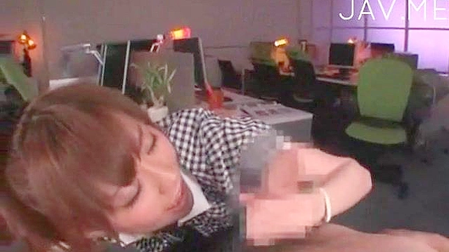 性感美女即将享受一场与渴望她的猛男的激情狂欢。