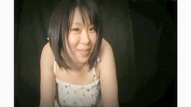 日本少女在镜头前调皮摆姿势，准备开始嬉戏