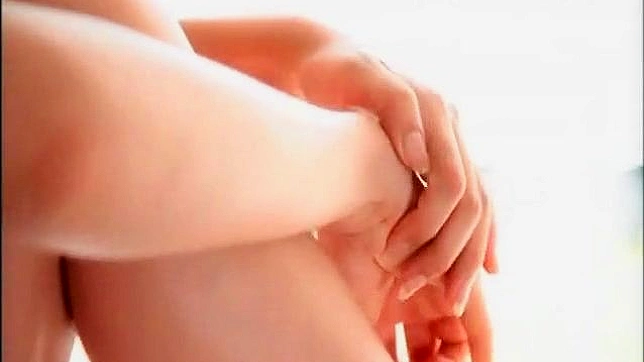 饥渴美女享受美味丁香时被拍摄