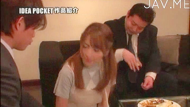 与拥有大胸部的美丽日本女郎进行狂热群体性爱