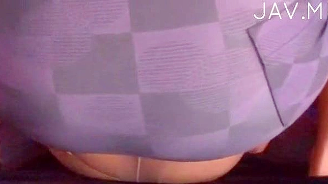 身材苗条的小胸美女得到充分的阴部刺激