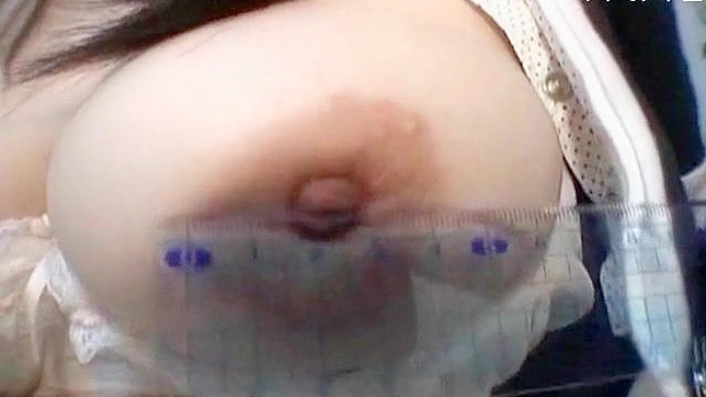 年轻业余女郎拥有巨乳享受温暖的手指深入私处的快感
