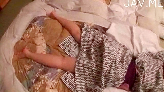 性感亚洲美女拥有桃子般的胸部，享受后入式激情