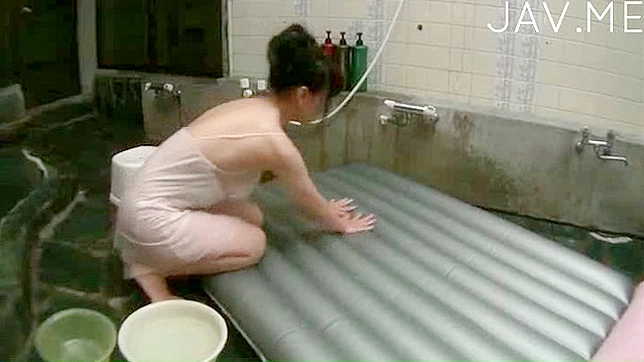 丰满业余爱好者在淋浴中享受美味的阳具