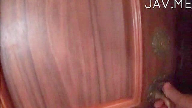 苗条美女紧致毛茸阴唇的炽热欢愉体验