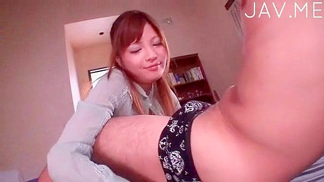 年轻美女跪下开始吮吸老师的阴茎