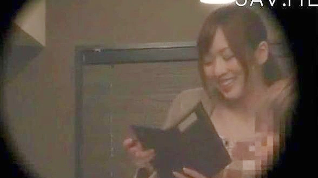 美丽的亚洲美人咖啡馆内享受深情爱抚