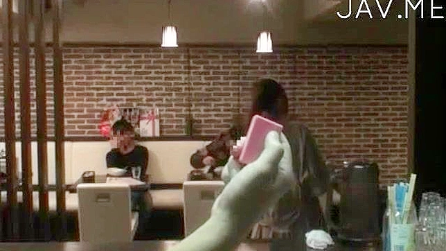 美丽的亚洲美人咖啡馆内享受深情爱抚
