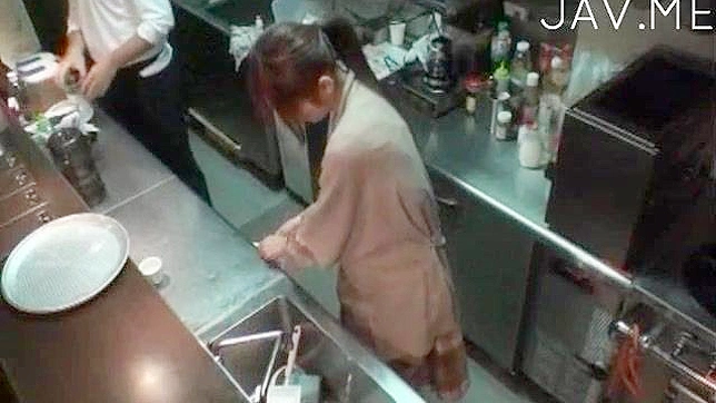 美丽的亚洲美人咖啡馆内享受深情爱抚