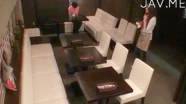 美丽的亚洲美人咖啡馆内享受深情爱抚