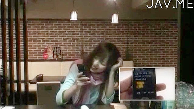 美丽的亚洲美人咖啡馆内享受深情爱抚