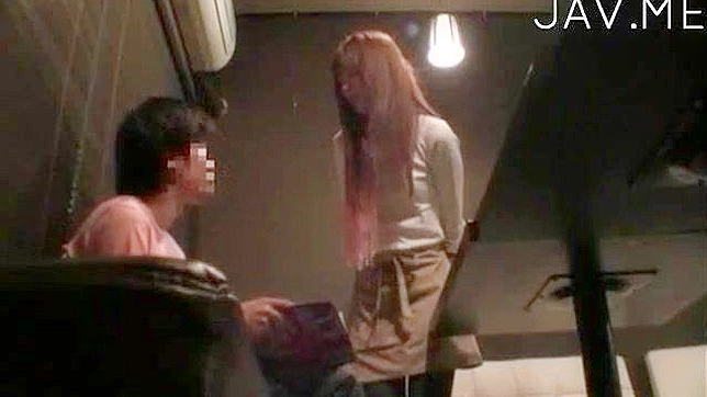 美丽的亚洲美人咖啡馆内享受深情爱抚