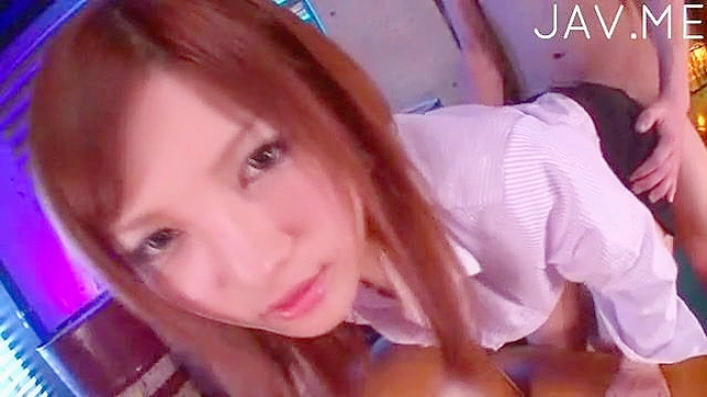 优雅亚裔美女用疯狂手淫挑逗饥渴的阳具