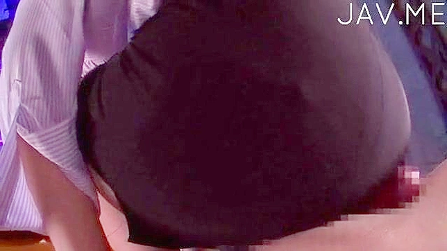 优雅亚裔美女用疯狂手淫挑逗饥渴的阳具
