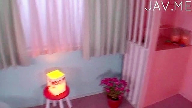 性感亚洲少女穿丝袜骑坐硬汉大阳具