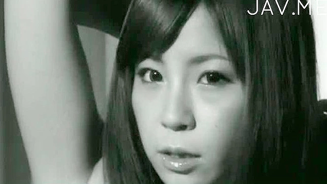 抚摸并挑逗可爱业余女郎的坚挺胸部