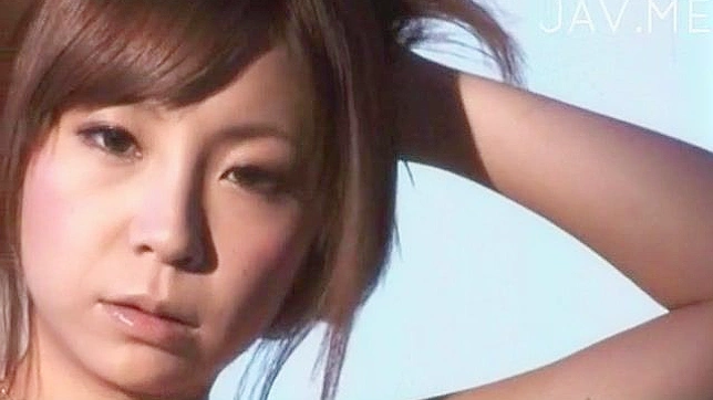 抚摸并挑逗可爱业余女郎的坚挺胸部